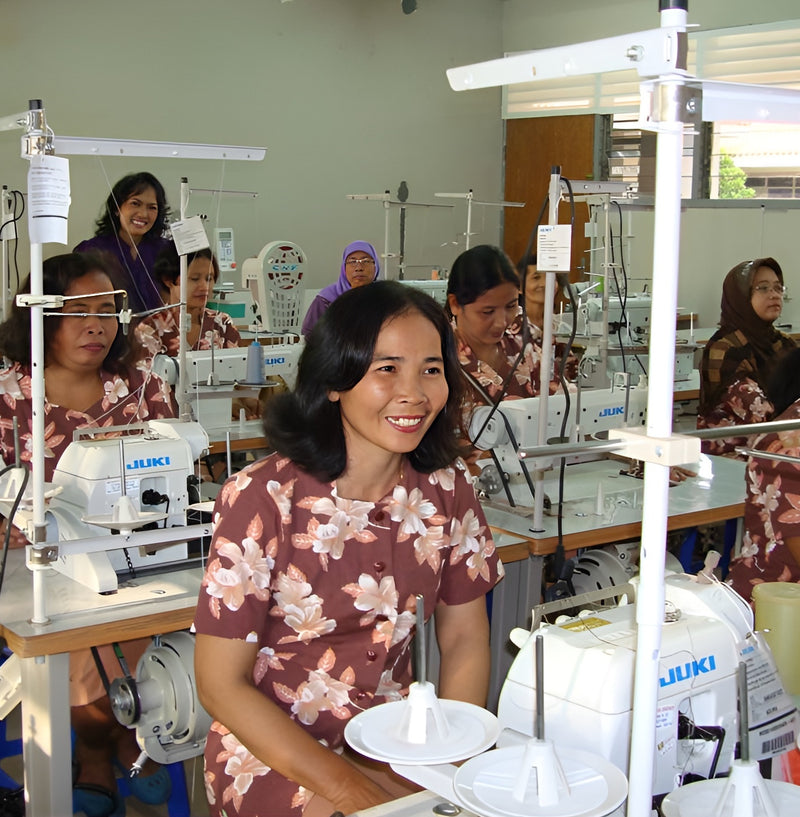 CosmoQueen Foundation - Door het volgen van onze opleiding in de textielindustrie krijgen vrouwen - veelal uit de sloppenwijken - een certificaat. Door deze opleiding worden de mogelijkheden op de arbeidsmarkt aanzienlijk vergroot. 
