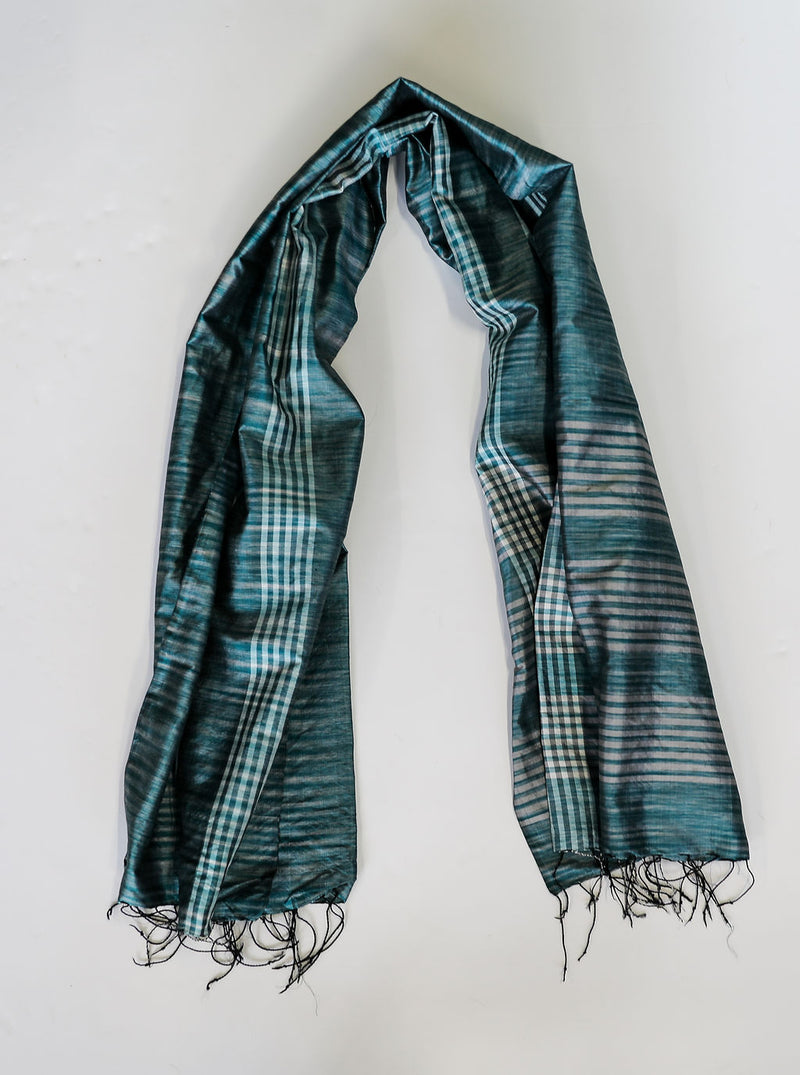 Een handgeweven Leisure Towel, gemaakt van een stevig zijdedoek, met zorgvuldig vakmanschap en een luxueuze uitstraling. Het doek is ontworpen voor ontspanning en biedt zacht comfort en duurzaamheid