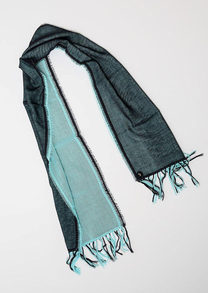 De duurzame, handgemaakte, betekenisvolle Duo sjaal in donkerblauw en acqua die elegant gedrapeerd is en een intrigerend patroon van verweven kleuren en texturen laat zien