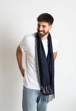 De duurzame, handgemaakte, betekenisvolle Duo sjaal in donkerblauw en grijs die elegant gedrapeerd is en een intrigerend patroon van verweven kleuren en texturen laat zien
