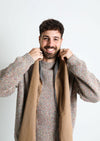 De duurzame, handgemaakte, betekenisvolle Duo sjaal in creme en grijs die elegant gedrapeerd is en een intrigerend patroon van verweven kleuren en texturen laat zien