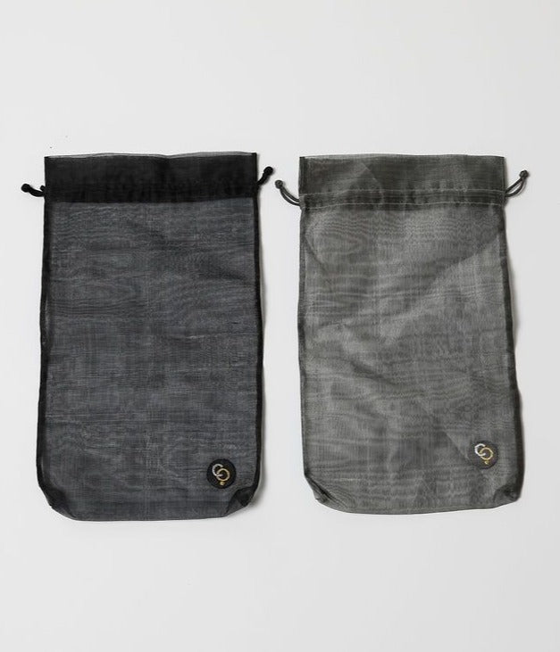 Een duurzaam, betekenisvol geweven tasje gemaakt van zijde, met een uniek patroon en een milieuvriendelijke boodschap