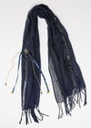 De duurzame, handgemaakte, betekenisvolle Stripe sjaal in donkerblauw die elegant gedrapeerd is en een intrigerend patroon van verweven kleuren en texturen laat zien
