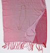 De duurzame, handgemaakte, betekenisvolle Big Duo sjaal in roze en rood die elegant gedrapeerd is en een intrigerend patroon van verweven kleuren en texturen laat zien