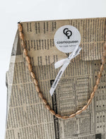 Een originele, duurzame giftbag gemaakt van gerecyclede oude Cambodjaanse kranten. Met unieke prints en een milieuvriendelijk karakter draagt deze tas bij aan het verminderen van afval en het ondersteunen van ambachtelijke tradities