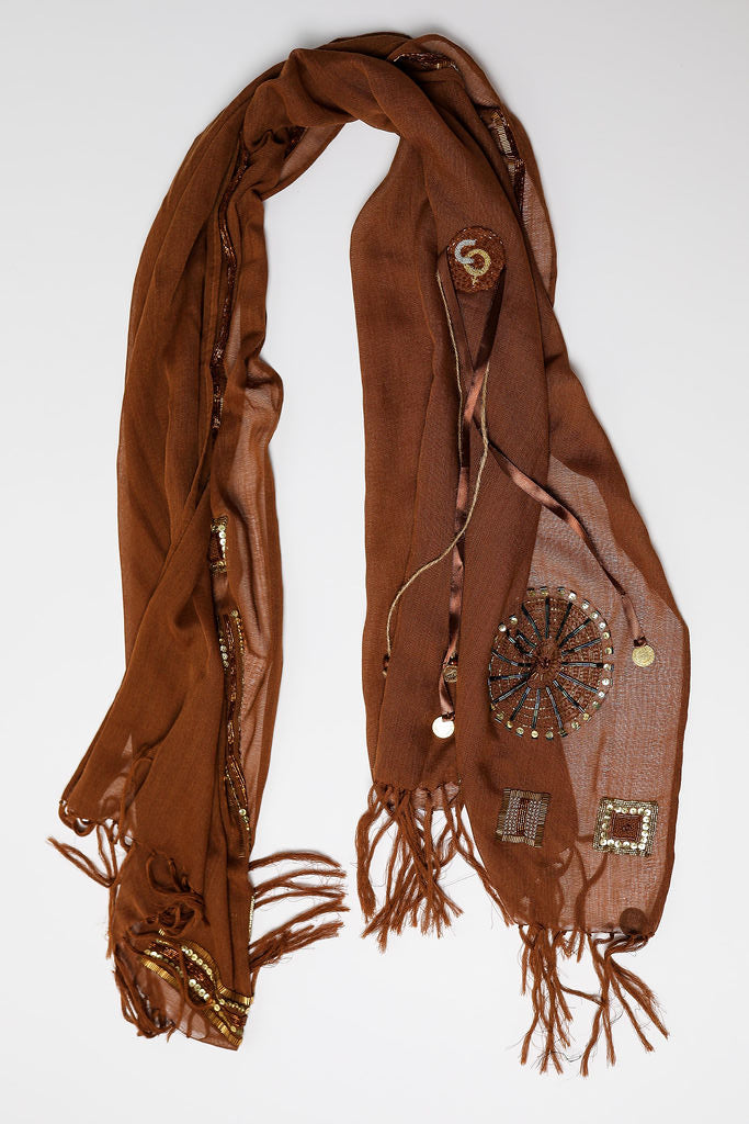 De duurzame, handgemaakte, betekenisvolle Full Circle sjaal die elegant gedrapeerd is en een intrigerend patroon van verweven kleuren en texturen laat zien